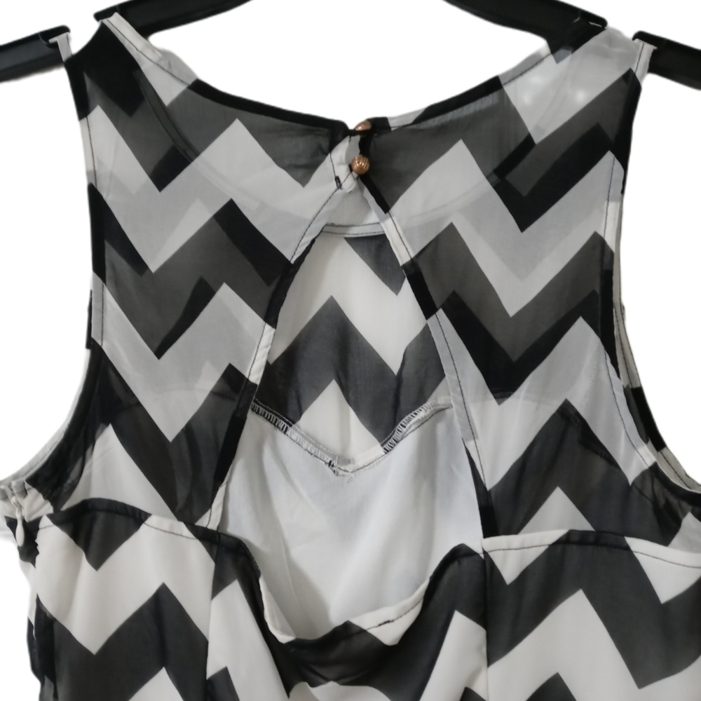 Black and White Chevron Dress-Midi - Picture 4 of 4